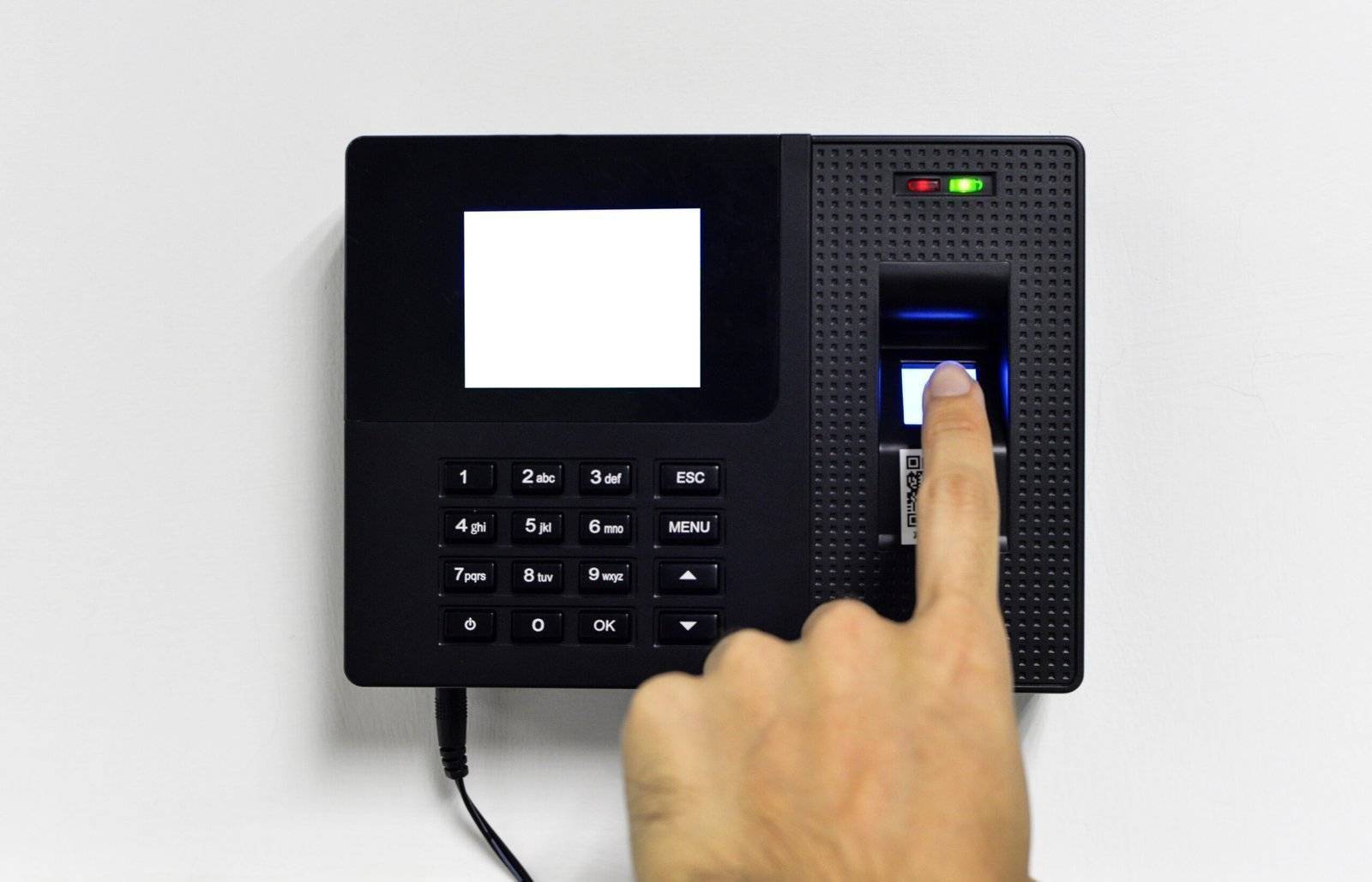 الرئيسية close up fingerprint reader scaled.jpg