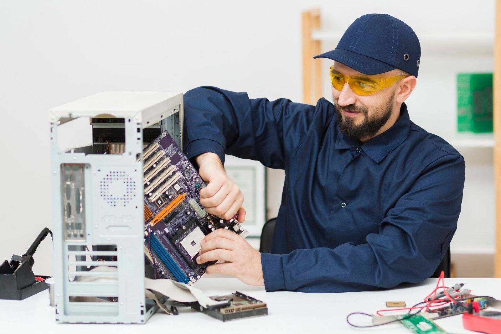 الرئيسية front view man repairing computer scaled.jpg